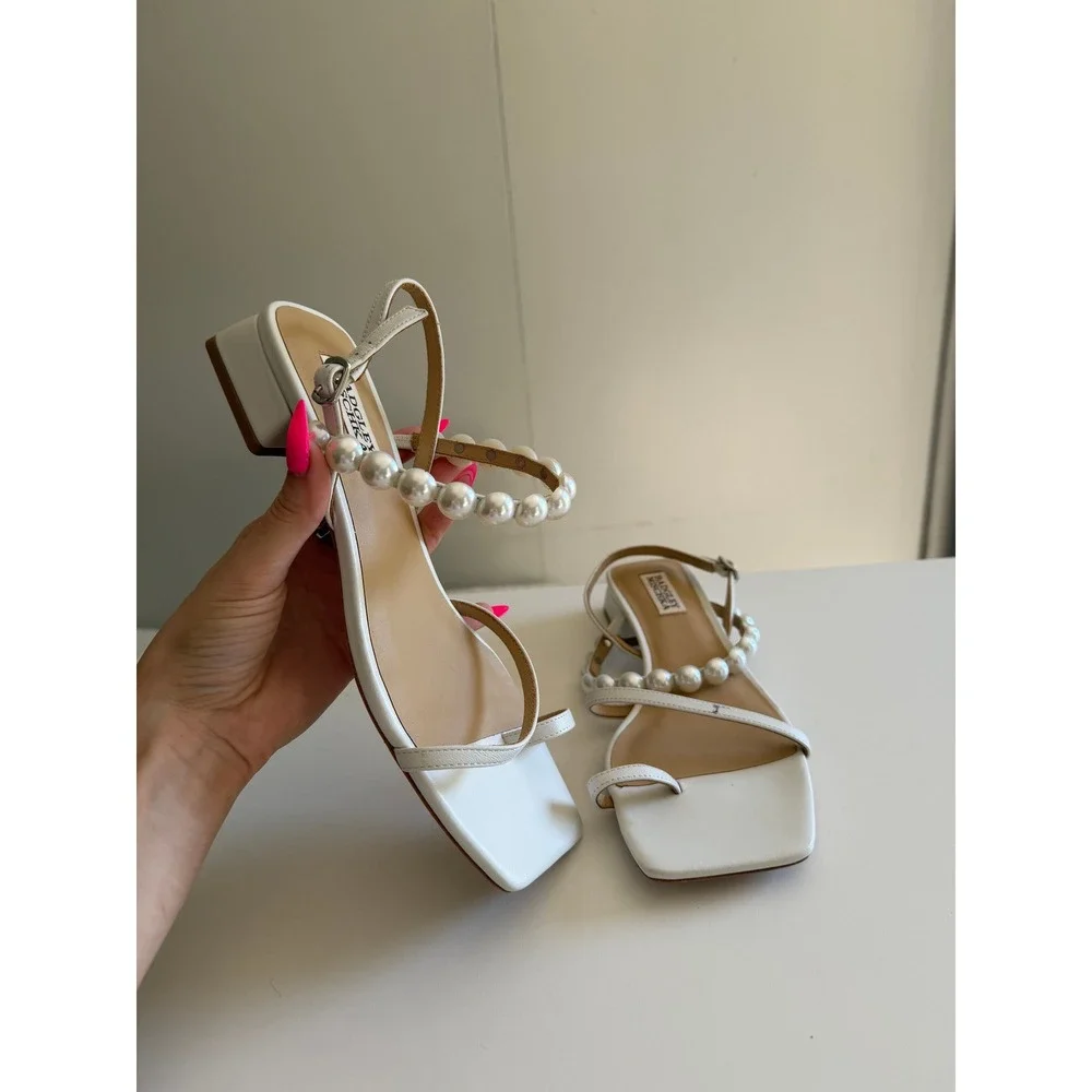 $235 Badgley Mischka Sandals Womens 8 White Pearl Strap Square Toe Block Heel